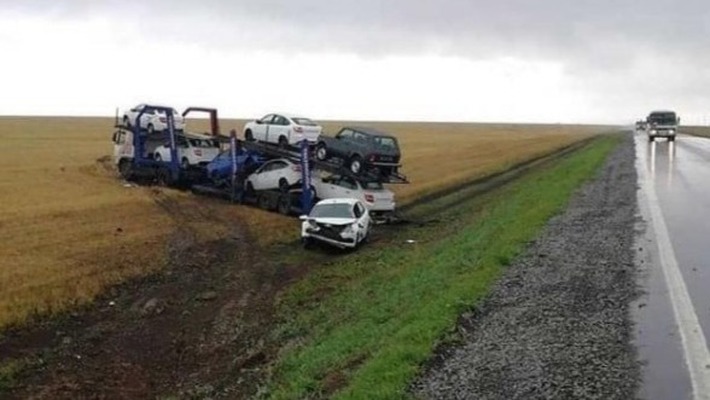 В Татарстане скатился в кювет автовоз, груженный автомобилями Lada В Татарстане скатился в кювет автовоз, груженный автомобилями Lada