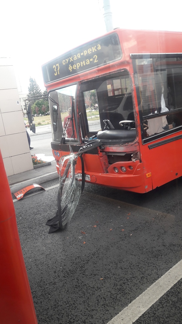 «Поторопился». В Казани у автобуса вылетело лобовое стекло после тарана другого автобуса