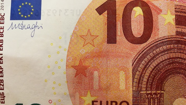 Курс евро впервые с апреля поднялся выше 79 рублей
