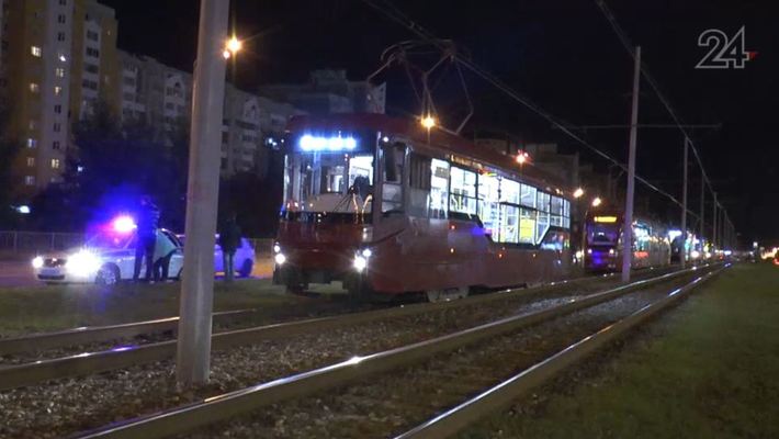 В Казани мужчина попал под трамвай: его протащило под вагоном несколько метров