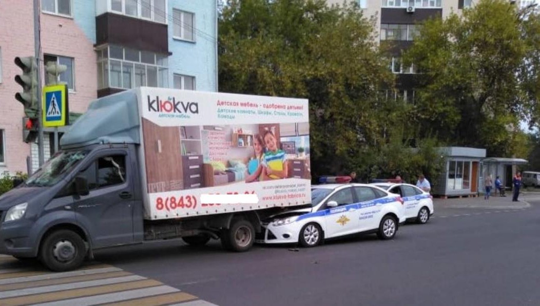В Казани полицейский автомобиль залетел под грузовик
